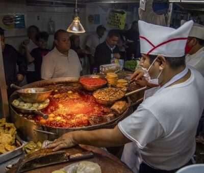 Personas esperan en un negocio de comida donde se preparan tacos para llevar, en septiembre pasado. PICTURE ALLIANCE / JAIR CABRERA / GETTY IMAGES