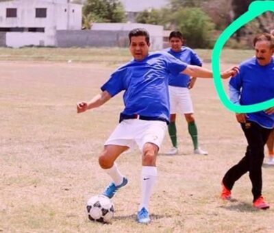 Alejandro Rojas compartió una imagen donde se observa a ambos jugando futbol. Tomada de Twitter