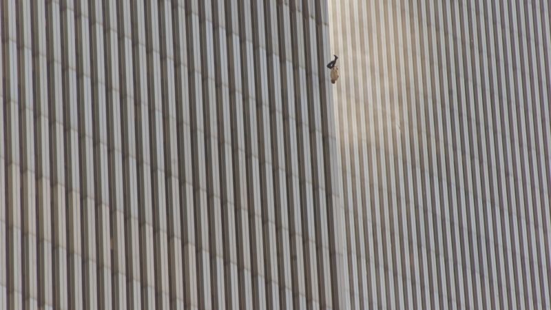 Un hombre salta al vacío desde una de las Torres Gemelas del WTC, en Nueva York, quince minutos después del primer ataque. Foto: Richard Drew / AP