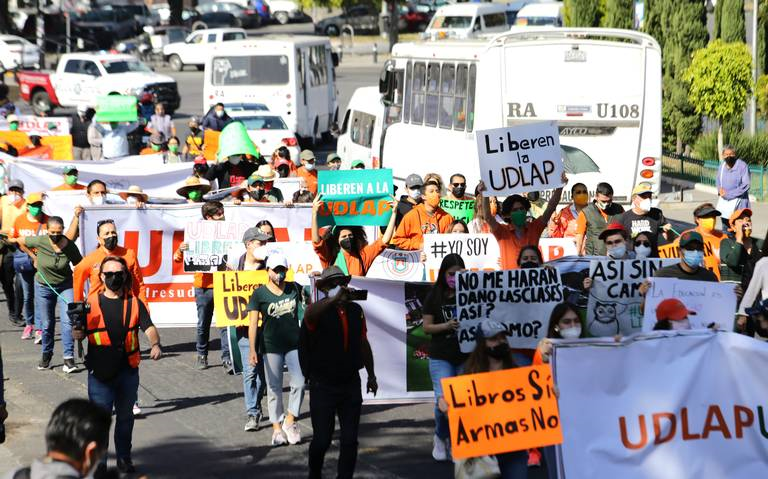 Alrededor de 300 estudiante de la UDLAP se manifestaron en las proximidades de la sede del gobierno del estado. Foto: José Luis Bravo | El Sol de Puebla