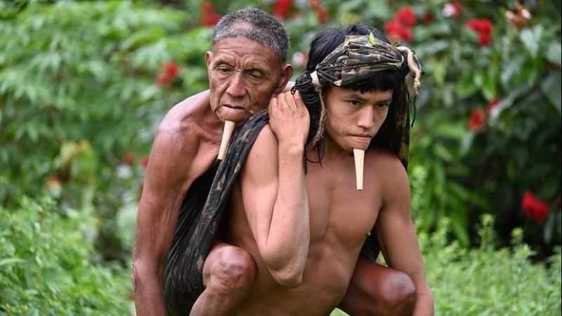 Tawy Zoé, un joven indígena de la Amazonia de Brasil, cargó a su padre en la espalda. Foto: IG erikjenningssimoes
