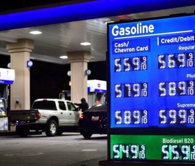 En California, los precios de la gasolina superaron los 5 dólares el galón. Crédito: AFP