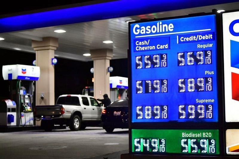 En California, los precios de la gasolina superaron los 5 dólares el galón. Crédito: AFP