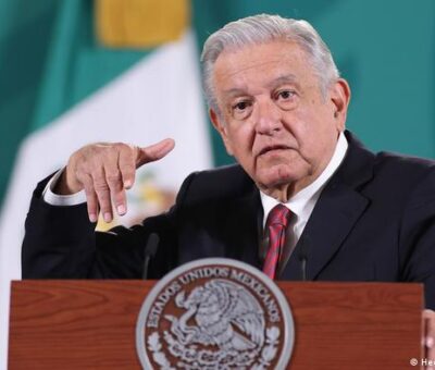 López Obrador contempla desaparecer las diputaciones plurinominales, para que todos sean electos mediante votación popular y reducir a la mitad el presupuesto del Instituto Nacional Electoral (INE) y de los partidos políticos. (Especial)