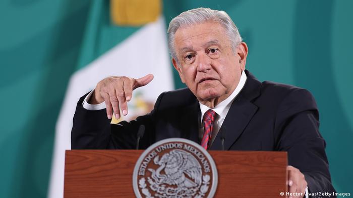 López Obrador contempla desaparecer las diputaciones plurinominales, para que todos sean electos mediante votación popular y reducir a la mitad el presupuesto del Instituto Nacional Electoral (INE) y de los partidos políticos. (Especial)