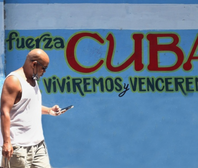 Persona camina por calles de la Habana, Cuba. Foto Xinhua