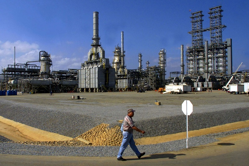 Un trabajador camina frente a una refinería en Anzoategui, Venezuela, en una imagen de archivo. KIMBERLY WHITE (KIMBERLY WHITE)