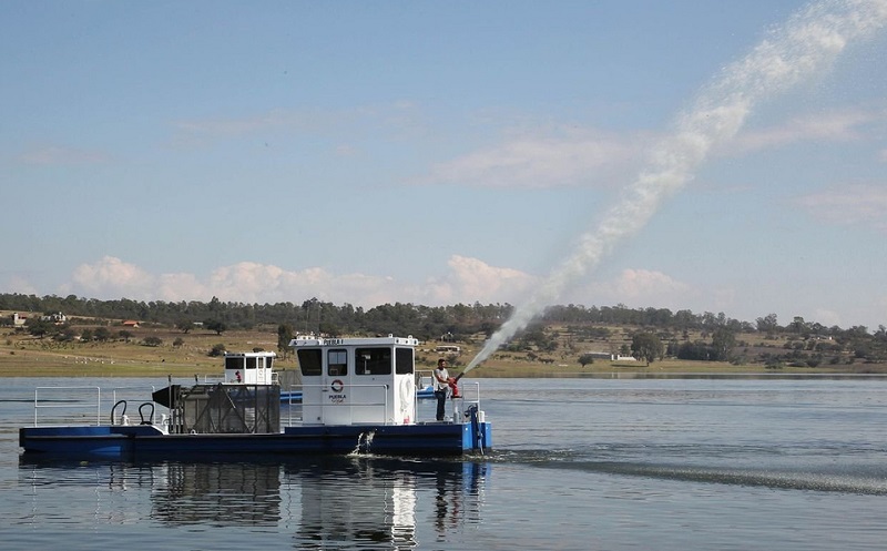 Equipo para limpiar el lago de Valsequillo cuyo costo fue de 75 millones de pesos, al ostracismo por nueva inversión que busca gobierno de Barbosa. (Especial)