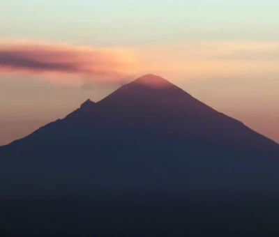 El volcán Popocatépetl durante el amanecer del 27 de febrero de 2022. MARGARITO PÉREZ / CUARTOSCURO