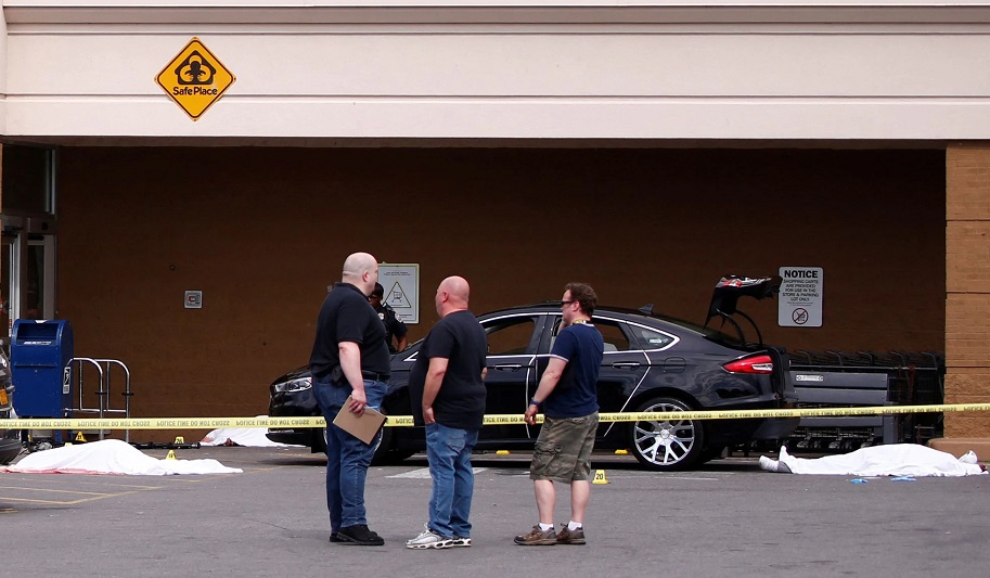 Varios cadáveres yacen cubiertos en el suelo en el exterior del supermercado de Búfalo donde un joven ha matado a 10 personas. JEFFREY T. BARNES (REUTERS)