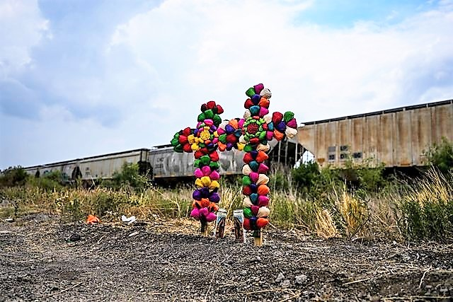 Autoridades policiales de Texas, en pesquisas tras el hallazgo de un tráiler con 51 migrantes muertos en San Antonio, el 27 de junio. Foto AP.