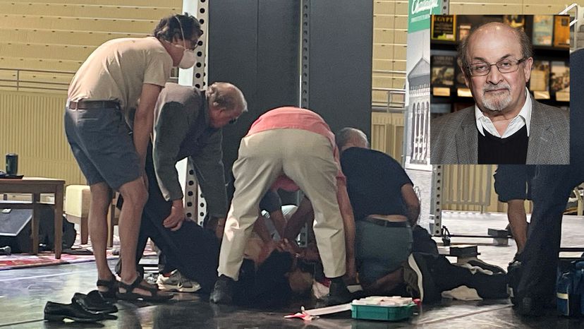 El autor Salman Rushdie yace en el suelo tras ser atacado este viernes en Nueva York. Foto: JOSHUA GOODMAN (AP)