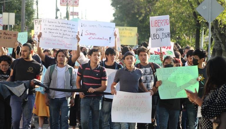 Alrededor de 500 estudiantes marcharon de Ciudad Universitaria hacia la Fiscalía. Foto: Julio César Martínez | El Sol de Puebla