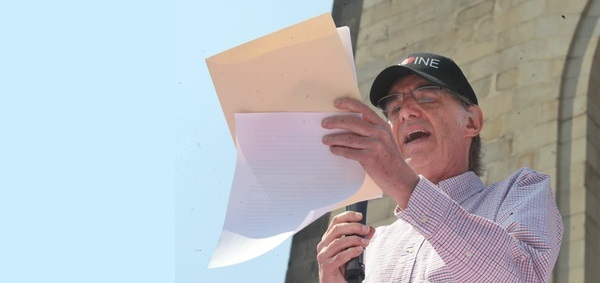 El ex consejero presidente del INE, José Woldenberg, durante su discurso a los asistentes a la marcha que culminó en la explanada del Monumento a la Revolución, el 13 de noviembre de 2022. Foto Marco Peláez