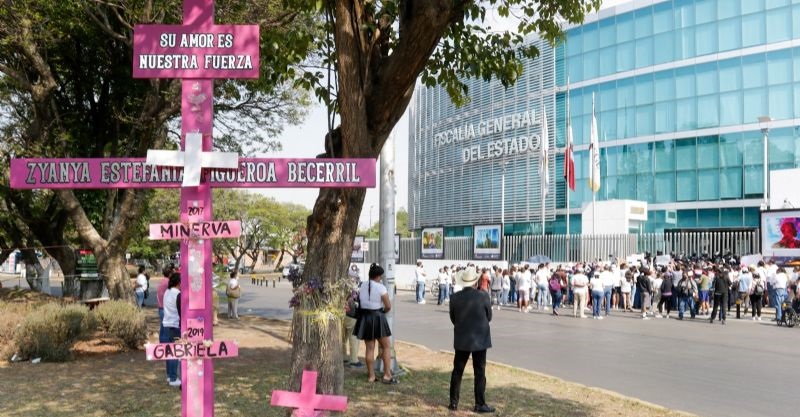 La Universidad Ibero documenta 54 feminicidios en Puebla durante 2022; la fiscalía solo 19Protesta frente a la fiscalía de Puebla. Foto: Jafet Moz