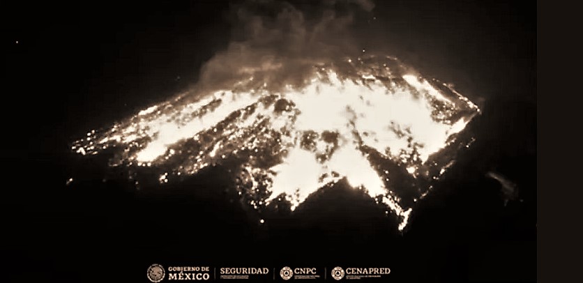 Popocatépetl despierta con 2 explosiones; arroja material incandescente. (Especial)