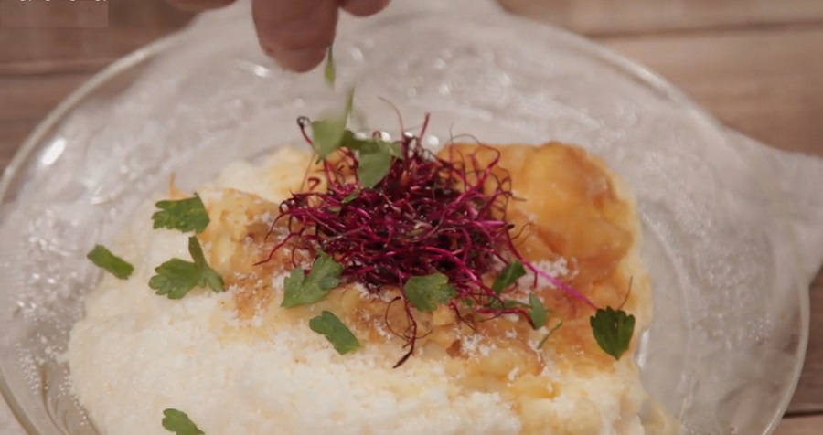 En la cena en Palacio Nacional como entrada se sirvió una “tortilla inflada” a base de maíz criollo, acompañada con aguacate, maíz cocido y queso fresco. (Cortesía Elle)