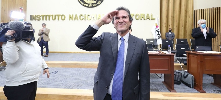 El secretario Ejecutivo del INE, Edmundo Jacobo Molina tras ser restituido en el cargo. Foto Luis Castillo