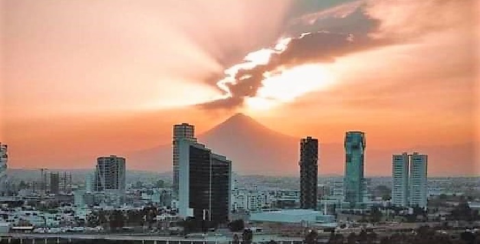 Crepúsculo, volcán y parte de la ciudad de Puebla. (Facebook)