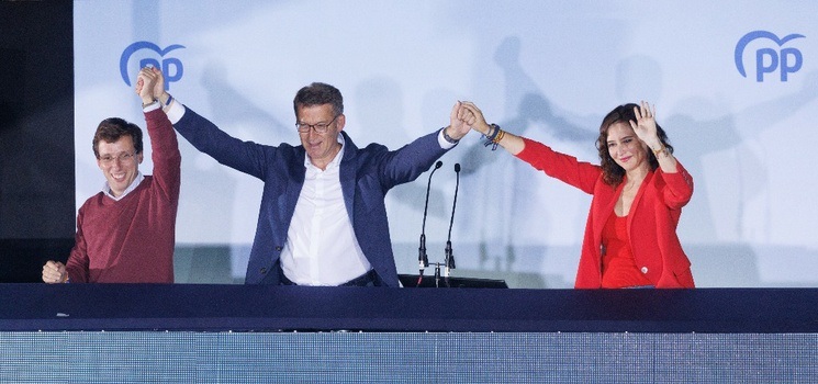 El alcalde de Madrid y candidato a la reelección, José Luis Martínez-Almeida; el líder del Partido Popular, Alberto Núñez Feijóo, y la presidenta de la Comunidad de Madrid y candidata a la reelección, Isabel Díaz Ayuso, celebran la victoria del partido en la sede nacional del PP, a 28 de mayo de 2023, en Madrid. Foto Europa Press