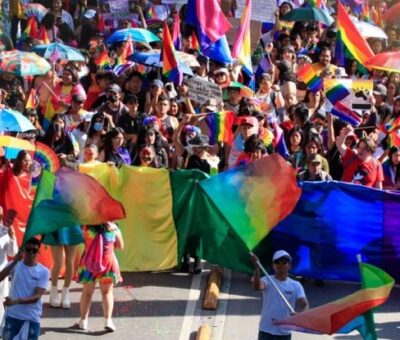 Las calles de la ciudad de Puebla se pintaron de colores por la Marcha del Orgullo Gay; cientos de participantes exigieron respeto a sus derechos | Foto: Es Imagen