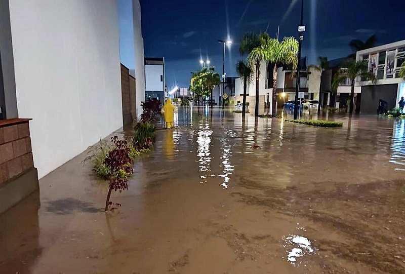 Casas en Lomas de Angelópolis se inundan con aguas negras (Especial)
