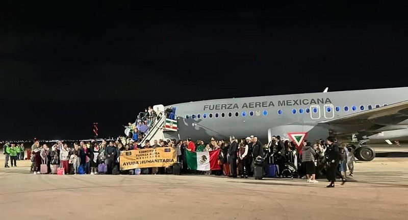 El primer avión del Ejército con 135 mexicanos repatriados de Israel ante el conflicto con Hamas llegó a la Base Aérea de Santa Lucía. Crédito: Héctor García
