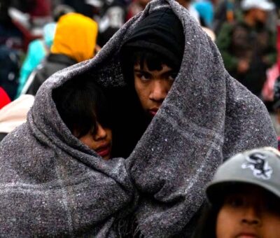 Dos personas se resguardan de las bajas temperaturas, el pasado 12 de diciembre, en Ciudad de México. GALO CAÑAS RODRÍGUEZ (CUARTOSCURO)