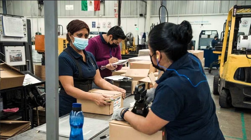 Dos empleadas empaquetan componentes electrónicos, en una fábrica en Querétaro, en una imagen de archivo. MARICEU ERTHAL (BLOOMBERG)