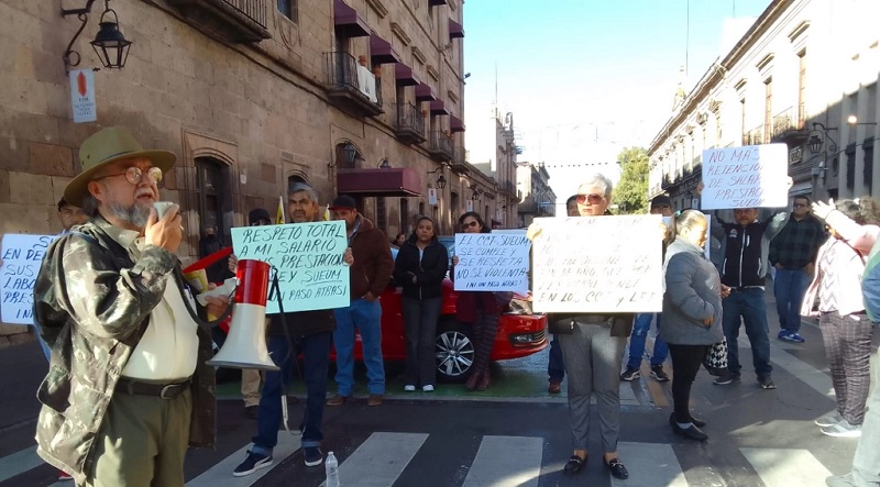 Los integrantes del Sindicato Único de Empleados de la Universidad Michoacana (SUEUM) exigen el pago de salarios y prestaciones de fin de año, el 18 de diciembre de 2023. Foto' La Jornada'
