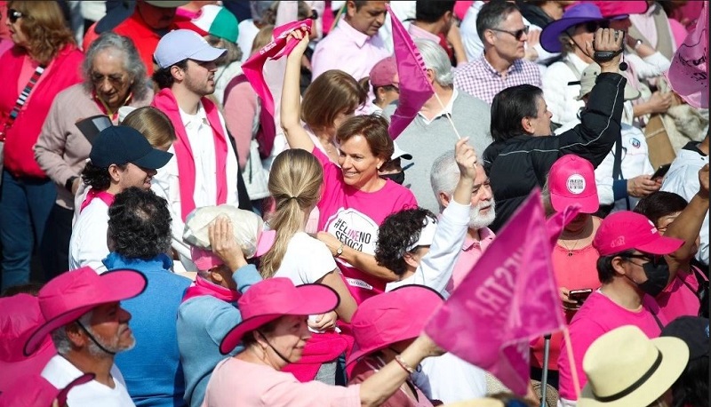 Asistentes ayer domingo 18 de febrero a la movilización convocada por Unidos durante el discurso de Lorenzo Córdova, en el Zócalo de la CDMX. Foto Cristina Rodríguez