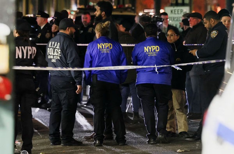 Oficiales de la policía de Nueva York a las afueras de la estación de metro Mount Eden Avenue, en el barrio del Bronx, tras el tiroteo del 12 de febrero de 2024. BRENDAN MCDERMID (REUTERS)