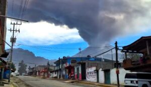 Protección Civil de la CDMX indicó que se mantiene la alerta amarilla fase dos, que no representa riesgos para la población. se prevé que la nube de polvo se desplace al sur y oriente de la capital. Foto del gobierno de Amecameca.