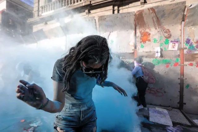 El Día de la Mujer en Puebla queda enmarcado por una muralla de acero y polvo extintor. Foto / Gran Angular Agencia