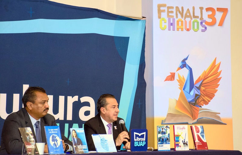 El vicerrector de Extensión y Difusión de la Cultura, José Carlos Bernal Suárez y Luis Antonio Lucio Venegas, director General de Publicaciones de la BUAP. (Especial)