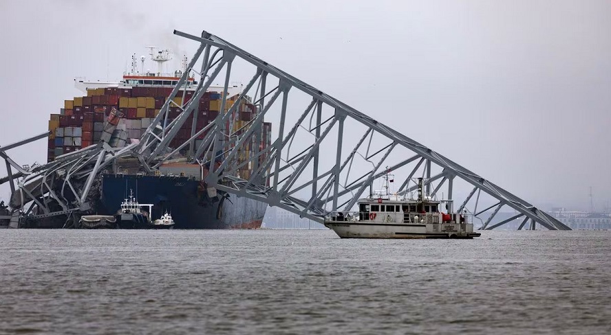 Trabajadores buscan víctimas después de que el carguero Dali chocó con el puente Francis Scott Key en Baltimore. SCOTT OLSON (GETTY IMAGES)