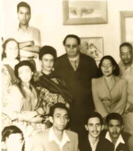 Frida Kahlo y Diego Rivera en Puebla, el 5 de Mayo de 1941 durante la inauguración del Barrio del Artista, los flanquean artistas y púbico loca. (Archivo)