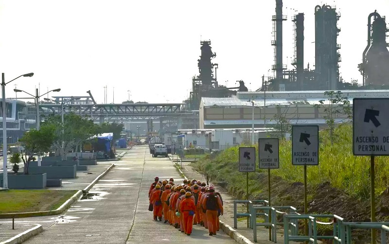 El gobierno federal no ha dejado de priorizar a las refinerías de Pemex. (Danil Shamkin / NurPhoto / AFP)