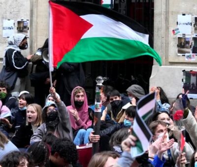 Estudiante pro palestinos se manifiestan frente a la Universidad Sciences-Po en París el viernes 26 de abril de 2024. Foto AP