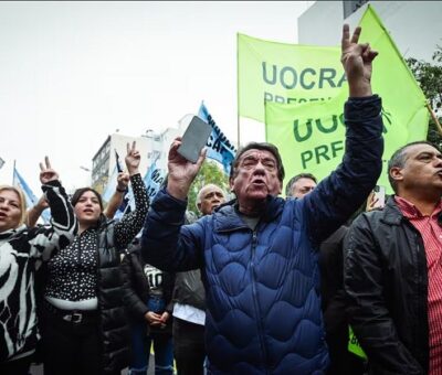 Integrantes de la Unión Obrera de la Construcción avanzan hacia el monumento al trabajador durante la protesta, en Buenos Aires, este 1 de mayo. MARIANA NEDELCU