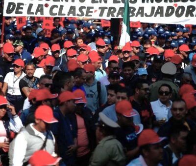 Sindicalizados marchan sobre la avenida Juárez y Eje Central, con dirección al Zócalo, en conmemoración del Día del Trabajo, el 1 de mayo de 2024. Foto Cristina Rodríguez