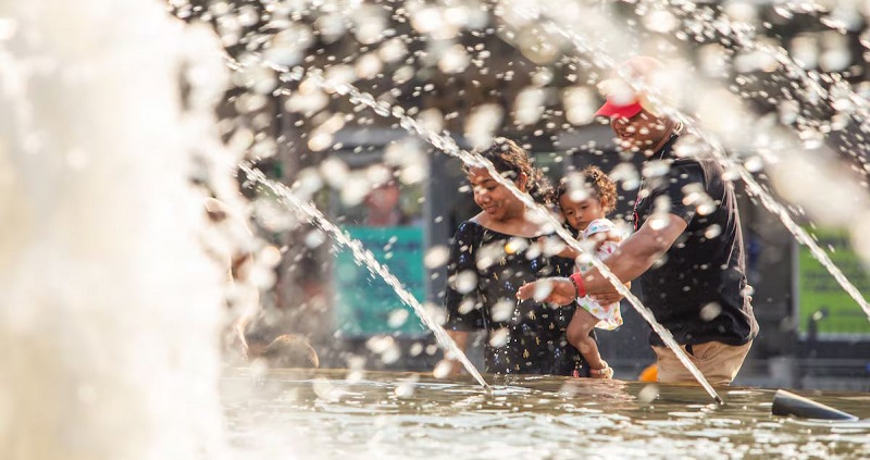 Personas se refrescan en la fuente de la Plaza de Armas de Guadalajara, Jalisco, el 10 de mayo de 2024. ROBERTO ANTILLÓN