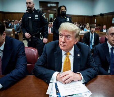 Donald Trump, en el pasillo del tribunal penal de Nueva York este jueves. Foto: DOUG MILLS (VIA REUTERS) | Vídeo: REUTERS