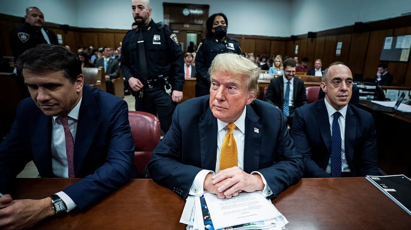 Donald Trump, en el pasillo del tribunal penal de Nueva York este jueves. Foto: DOUG MILLS (VIA REUTERS) | Vídeo: REUTERS