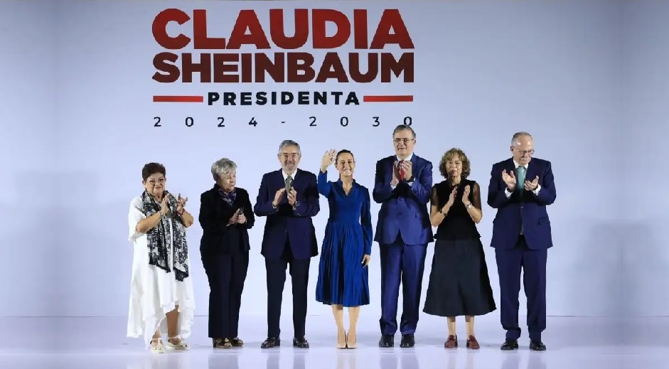 La virtual presidenta electa, Claudia Sheinbaum, junto con su recién nombrado gabinete, en instalaciones del MIDE, en el Centro Histórico capitalino, el 20 de junio de 2024. Foto Luis Castillo