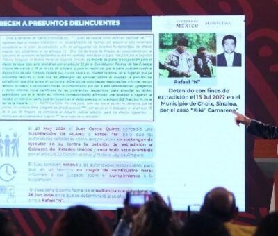 El presidente López Obrador muestra, durante su conferencia de prensa, una monografía con información sobre conducta irregular de jueces. Foto Cuartoscuro