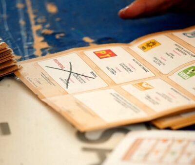Trabajadores del INE como representantes de partidos políticos revisan las boletas con los votos, el 6 de junio de 2024. Foto Cristina Rodríguez
