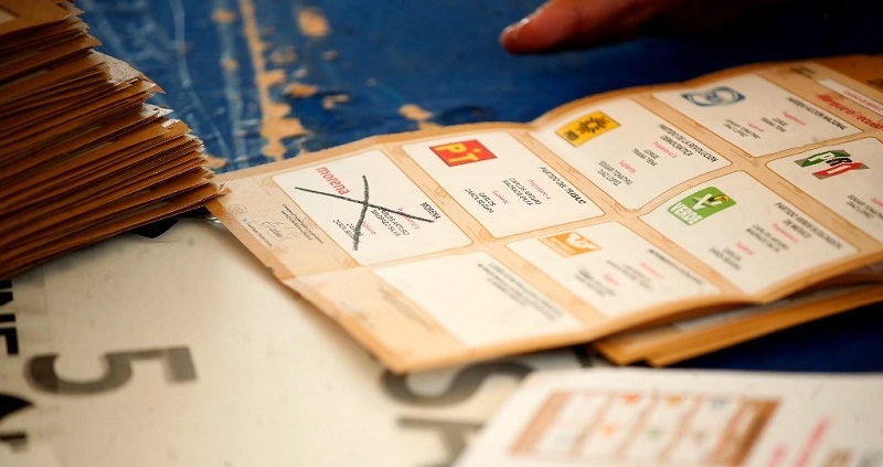 Trabajadores del INE como representantes de partidos políticos revisan las boletas con los votos, el 6 de junio de 2024. Foto Cristina Rodríguez