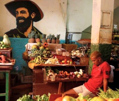 Imagen Camilo Cienfuegos en un mercado local de La Habana. (Reuters)