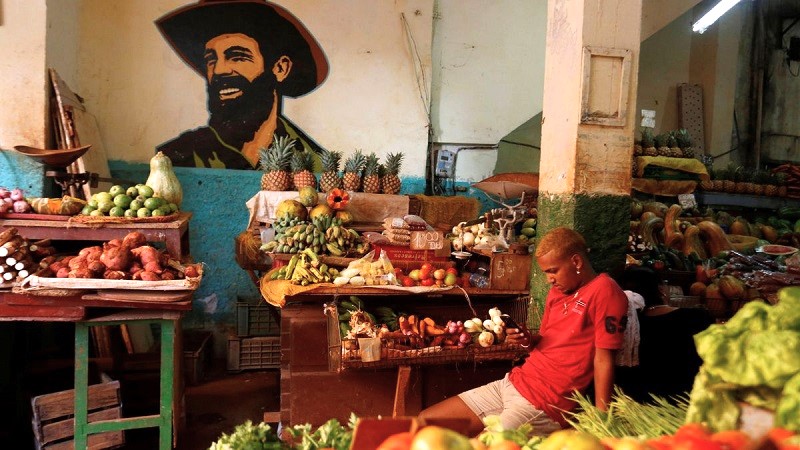 Imagen Camilo Cienfuegos en un mercado local de La Habana. (Reuters)